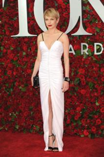 Michelle Williams feet photo thumbnail