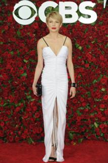 Michelle Williams feet photo thumbnail