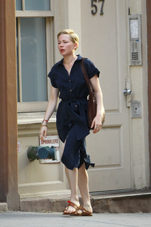 Michelle Williams feet photo thumbnail