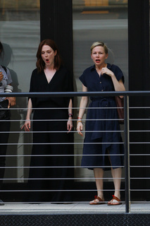 Michelle Williams feet photo thumbnail