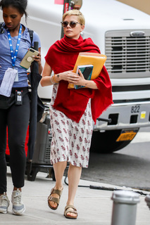 Michelle Williams feet photo thumbnail