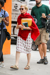 Michelle Williams feet photo thumbnail