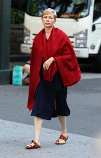Michelle Williams feet photo thumbnail