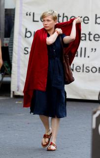Michelle Williams feet photo thumbnail