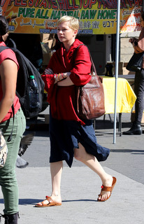 Michelle Williams feet photo thumbnail