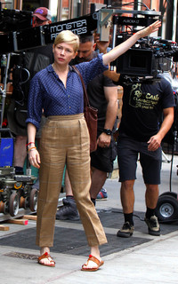 Michelle Williams feet photo thumbnail