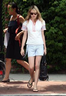 Michelle Williams feet photo thumbnail