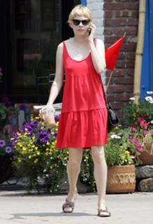 Michelle Williams feet photo thumbnail
