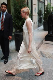 Michelle Williams feet photo thumbnail