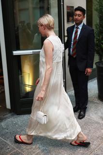 Michelle Williams feet photo thumbnail