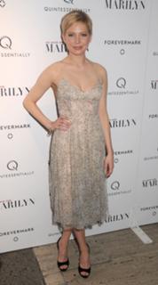 Michelle Williams feet photo thumbnail