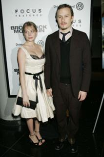 Michelle Williams feet photo thumbnail