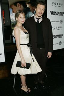 Michelle Williams feet photo thumbnail