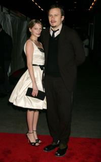Michelle Williams feet photo thumbnail