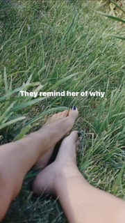 Mikaela Hoover feet photo thumbnail