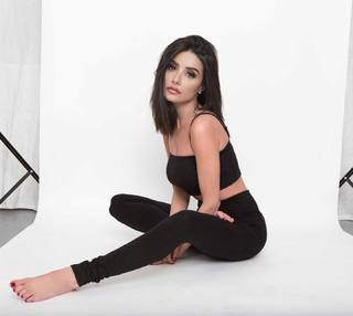 Mikaela Hoover feet photo thumbnail