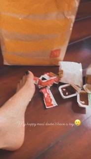 Mikaela Hoover feet photo thumbnail