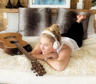 Mikaela Shiffrin feet photo thumbnail