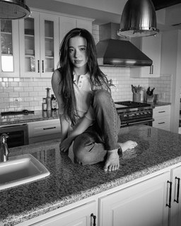 Mikey Madison feet photo thumbnail