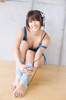 Mikie Hara feet photo thumbnail