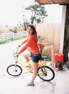 Mikie Hara feet photo thumbnail