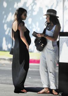 Mila Kunis feet photo thumbnail
