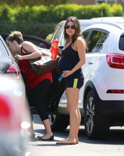 Mila Kunis feet photo thumbnail