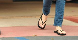 Mila Kunis feet photo thumbnail