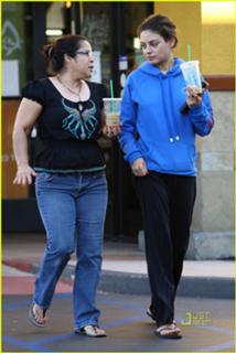Mila Kunis feet photo thumbnail