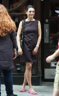 Mila Kunis feet photo thumbnail