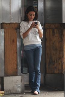 Mila Kunis feet photo thumbnail