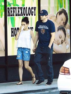 Mila Kunis feet photo thumbnail