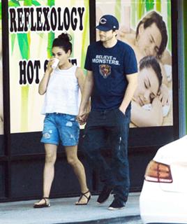 Mila Kunis feet photo thumbnail