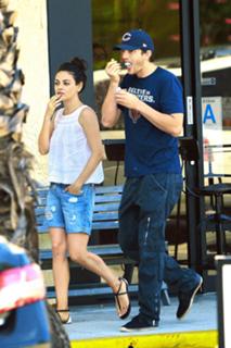 Mila Kunis feet photo thumbnail