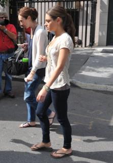 Mila Kunis feet photo thumbnail