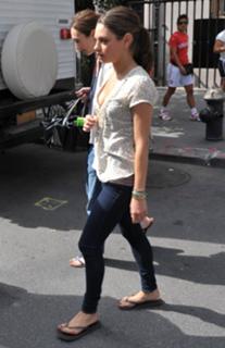 Mila Kunis feet photo thumbnail