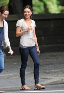 Mila Kunis feet photo thumbnail