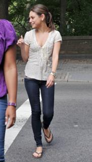 Mila Kunis feet photo thumbnail