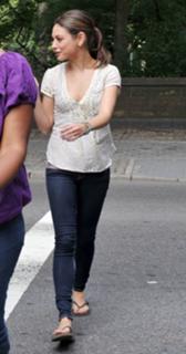 Mila Kunis feet photo thumbnail