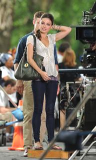Mila Kunis feet photo thumbnail