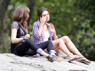 Mila Kunis feet photo thumbnail