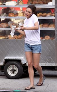 Mila Kunis feet photo thumbnail