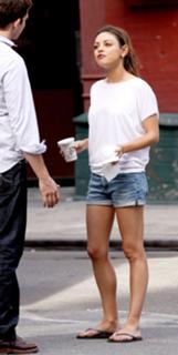 Mila Kunis feet photo thumbnail