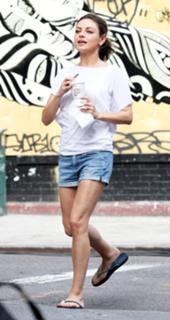 Mila Kunis feet photo thumbnail