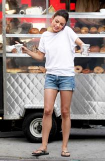 Mila Kunis feet photo thumbnail