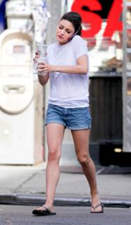 Mila Kunis feet photo thumbnail