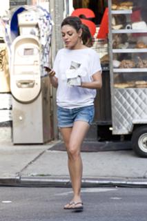 Mila Kunis feet photo thumbnail