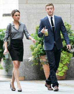 Mila Kunis feet photo thumbnail