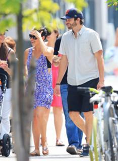 Mila Kunis feet photo thumbnail