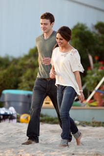 Mila Kunis feet photo thumbnail